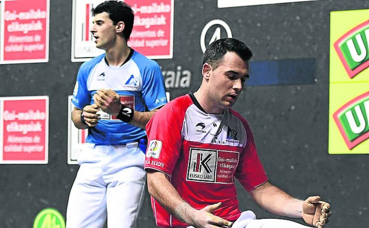 Jaka se lamenta de un error en el transcurso del partido.