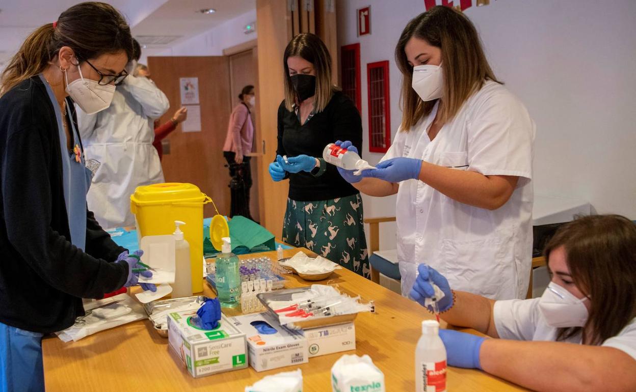 Varias sanitarias preparaban ayer las vacunas que iban a administrar en una residencia. 