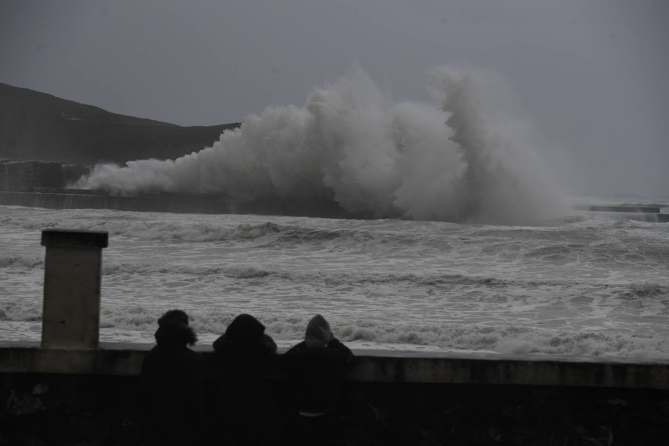 Olas en el espigón de Gorliz.