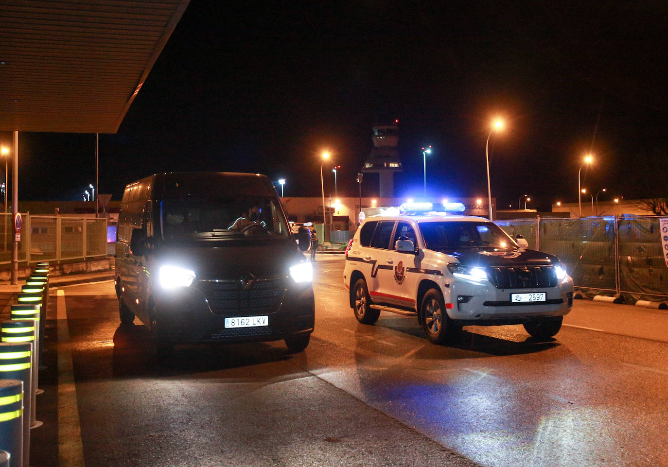 Fotos: Así ha llegado al aeropuerto de Vitoria el envío con las vacunas de Pfizer para Euskadi y otras cinco comunidades