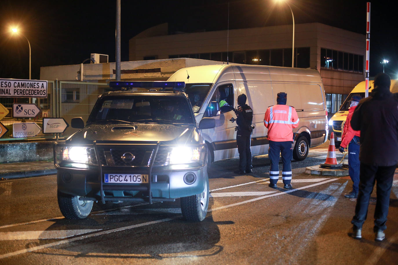 Fotos: Así ha llegado al aeropuerto de Vitoria el envío con las vacunas de Pfizer para Euskadi y otras cinco comunidades