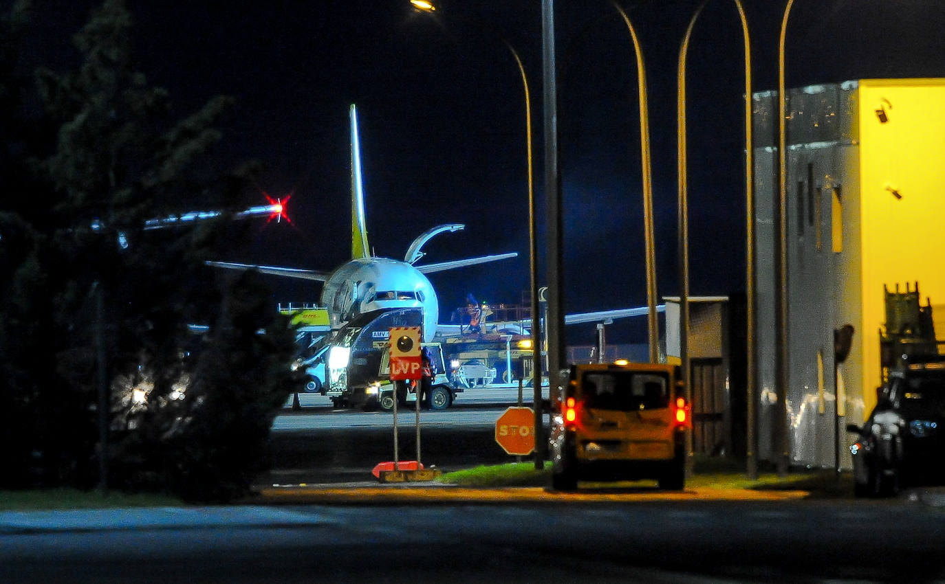 Fotos: Así ha llegado al aeropuerto de Vitoria el envío con las vacunas de Pfizer para Euskadi y otras cinco comunidades