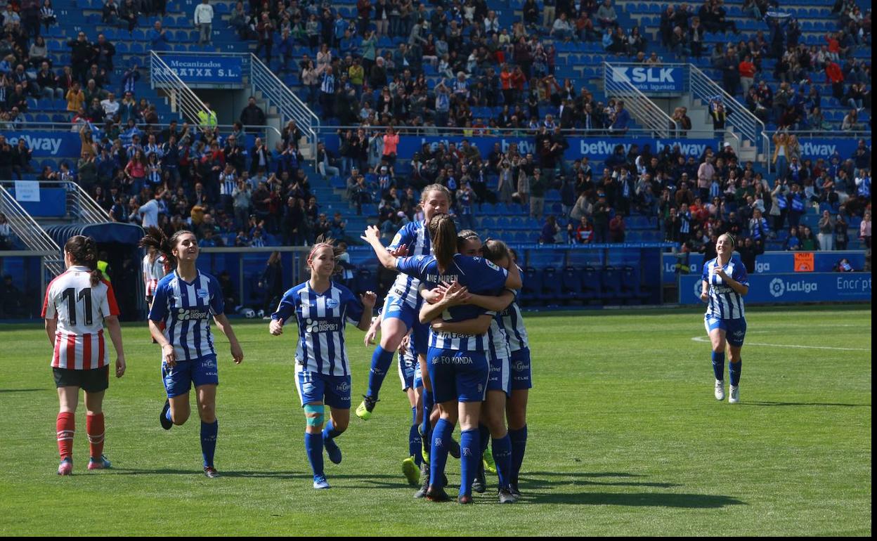 Las Gloriosas hacen piña para celebrar el primer gol conseguido en Mendizorroza. 