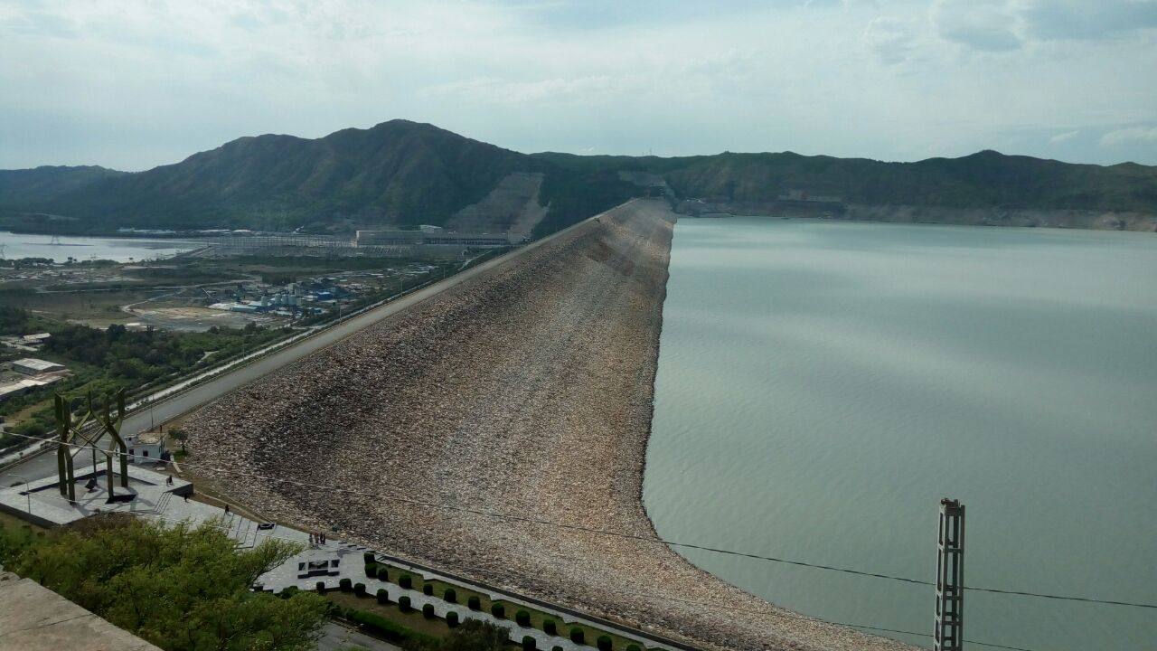 La presa de Tarbela | Se levanta a las afueras de Islamabad (Pakistán) y discurre por un total de 143 metros sobre el lecho del río Indo.