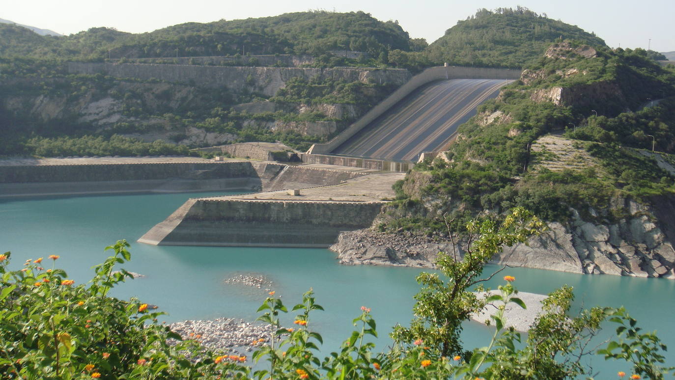 El embalse que forma la presa llega a tener más 80 kilómetros de largo y una superficie de 250 kilómetros cuadrados.