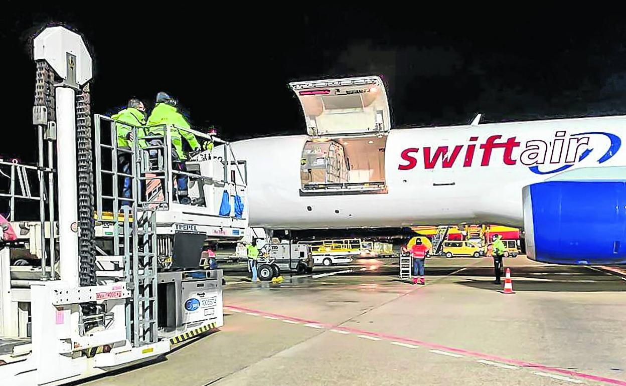 Un Boeing 747 de Swift Air procedente de Colonia transportó al aeropuerto vitoriano de Foronda el preciado cargamento, las vacunas para Euskadi, Asturias, Castilla y León, Aragón, Navarra y Cantabria. 