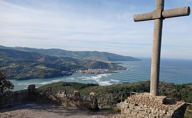 Una cruz domina el alto de Atxarre, desde donde se divisan Mundaka, Bermeo y la desembocadura de la ría de Gernika.