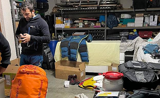 Alex Txikon en el garaje de su casa en Azpeitia, rodeado de material con el que viajará a Nepal.