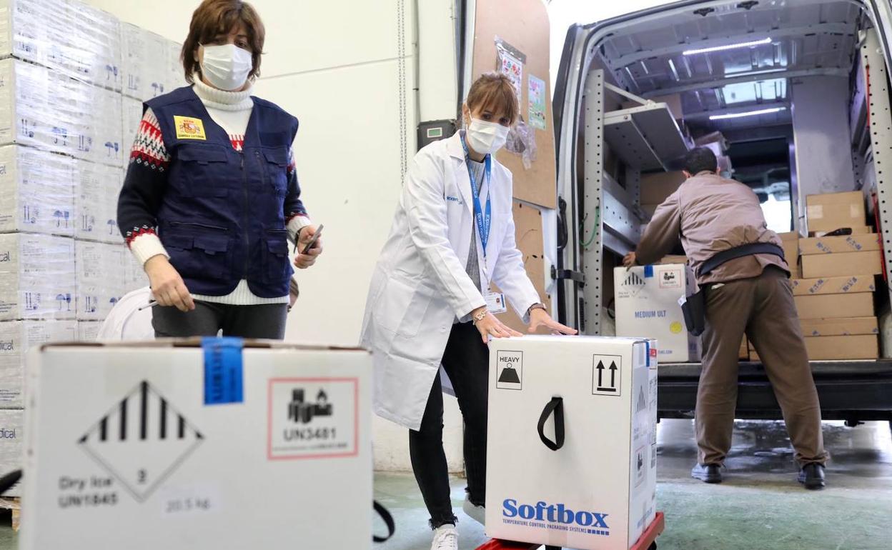 Llegada de las vacunas de Pfizer a la empresa Bexen de Hernani. 