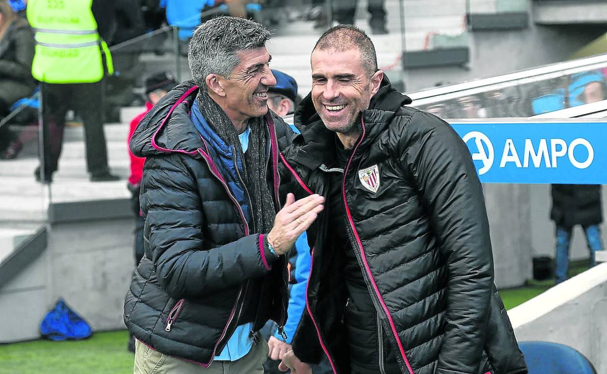 Alguacil y Garitano se saludan en uno de los derbis disputados en el Reale Arena. 