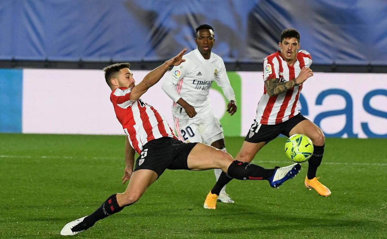 Yeray despeja un balón ante la presencia del madridista Vinicius. 