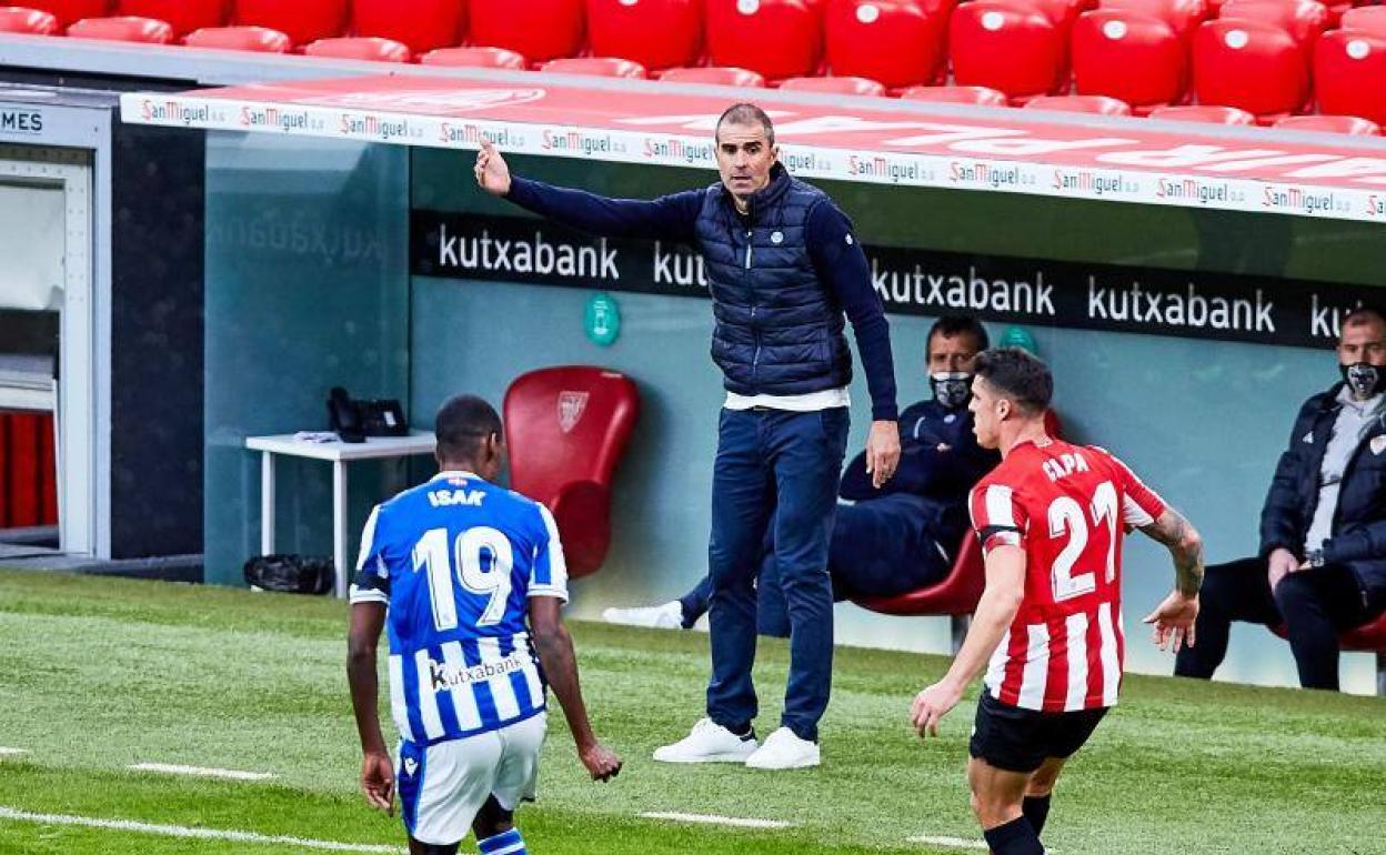 Garitano da instrucciones a Capa en un momento del partido.