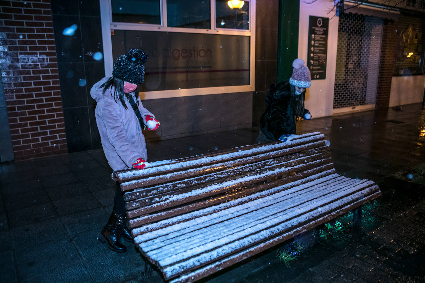 La nieve hizo acto de presencia a última hora del viernes.