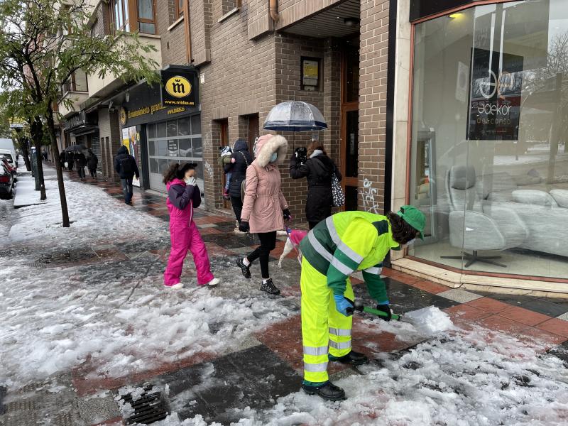 El espesor de nieve ha sido importante en Vitoria y sus alrededores.