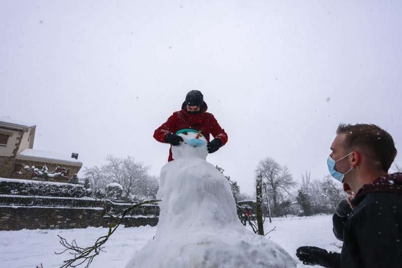 Trineos y bolas de nieve en Armentia.