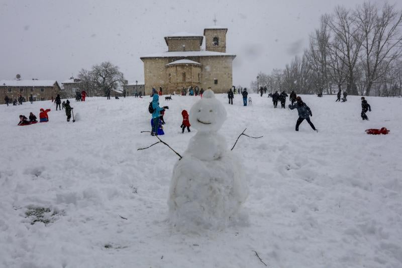 Trineos y bolas de nieve en Armentia.