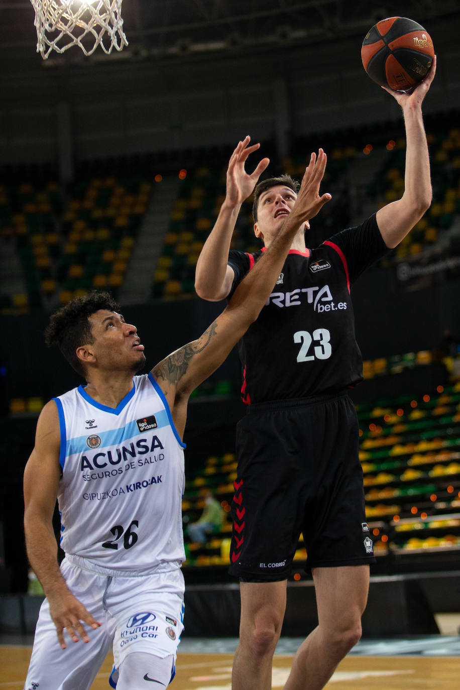 Fotos: Victoria por la mínima del Bilbao Basket en el derbi de colistas