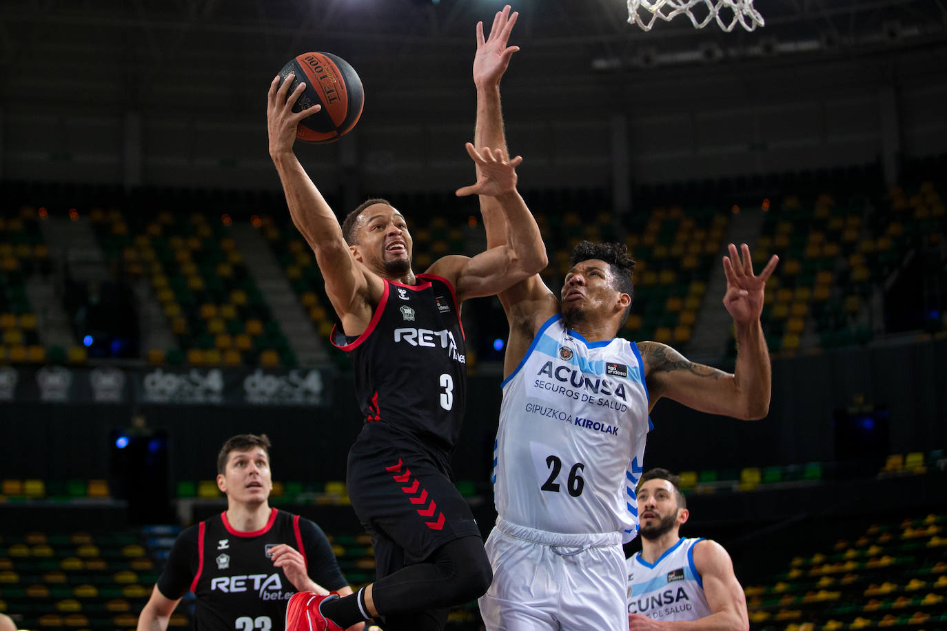 Fotos: Victoria por la mínima del Bilbao Basket en el derbi de colistas