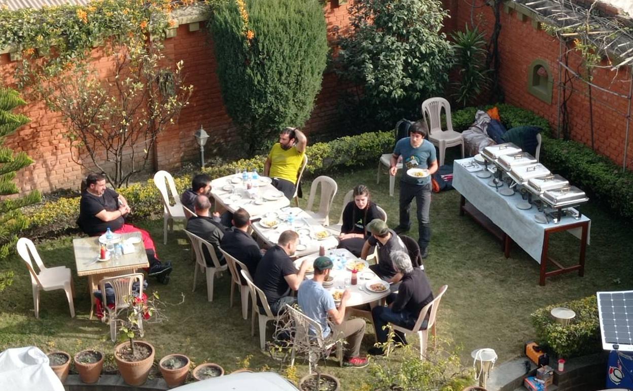 Los expedicionarios disfrutaron de una comida en el jardín del hotel, en un invierno atípico por ahora en Nepal. 