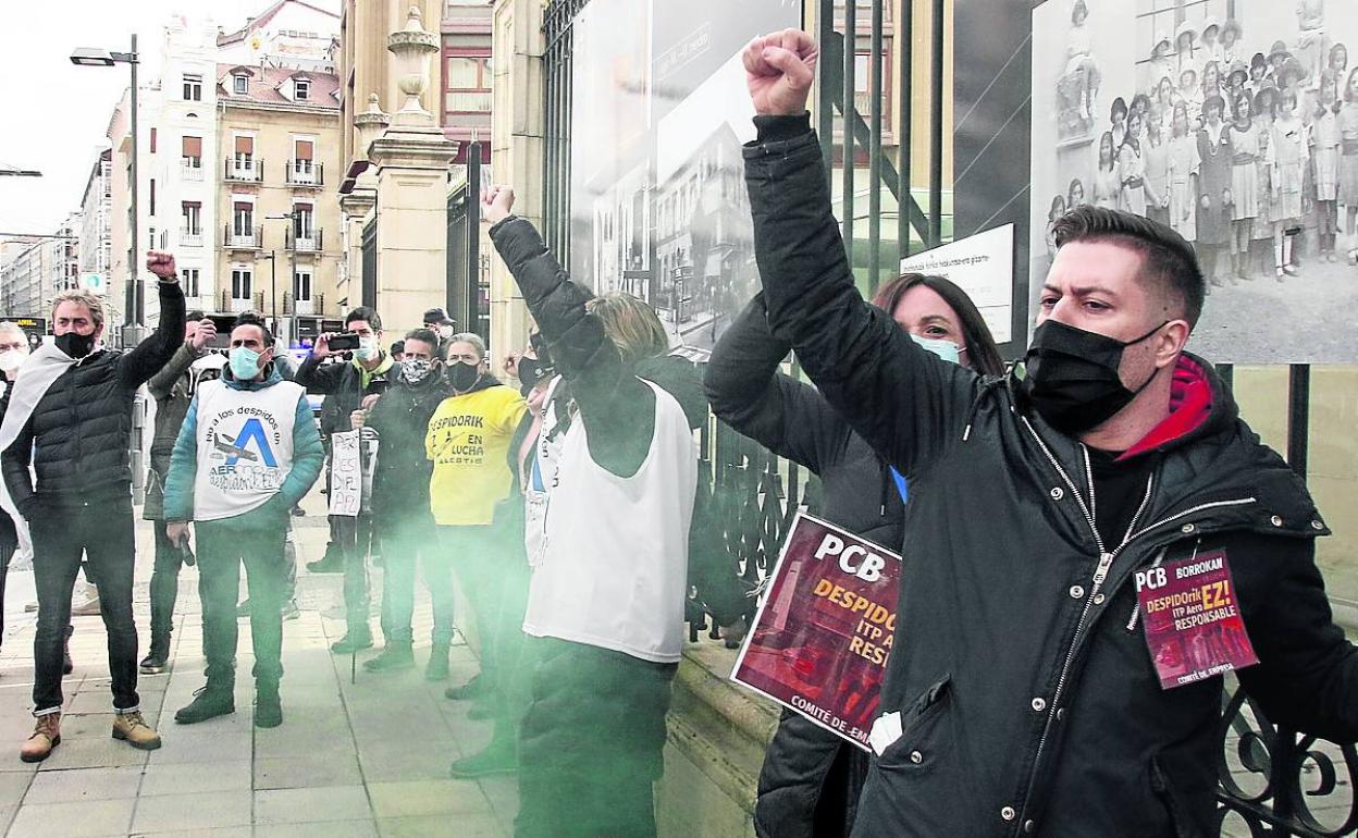 Trabajadores del sector aeronáutico vasco, en una manifestación junto al Parlamento en Vitoria. 