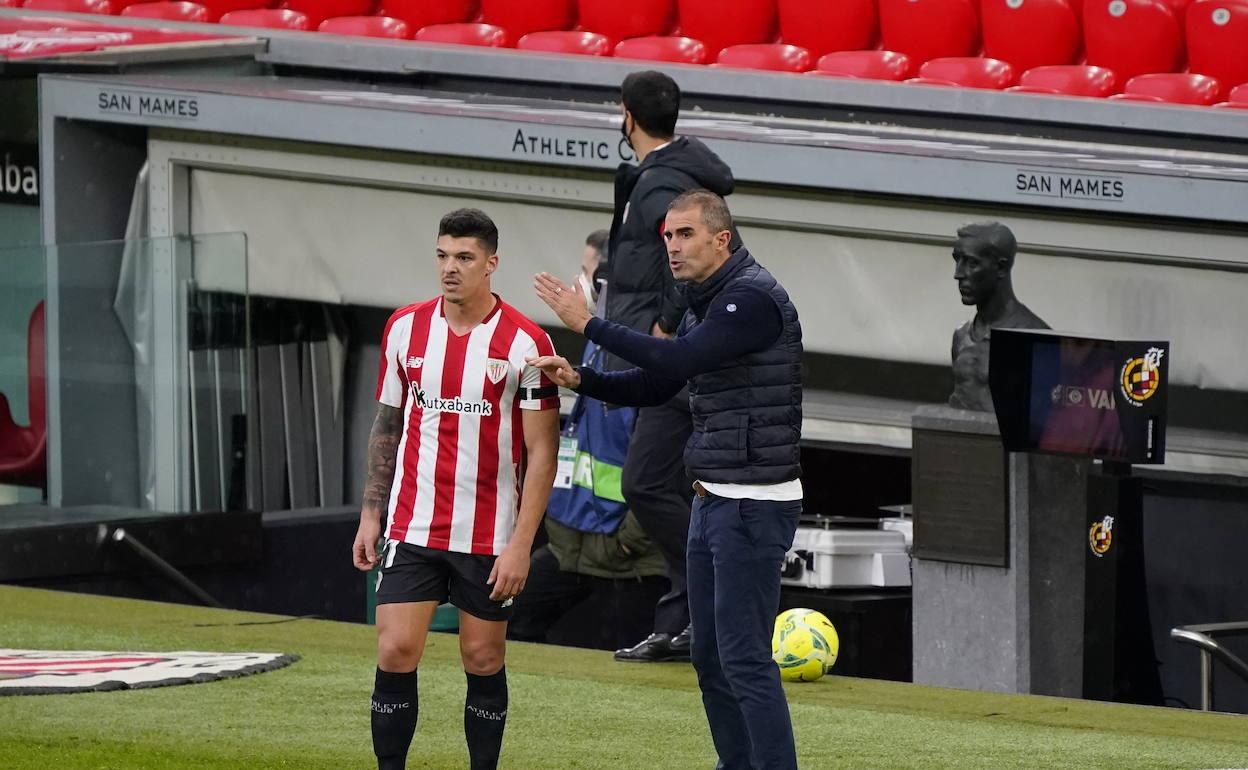 Garitano da instrucciones a Capa en el derbi.