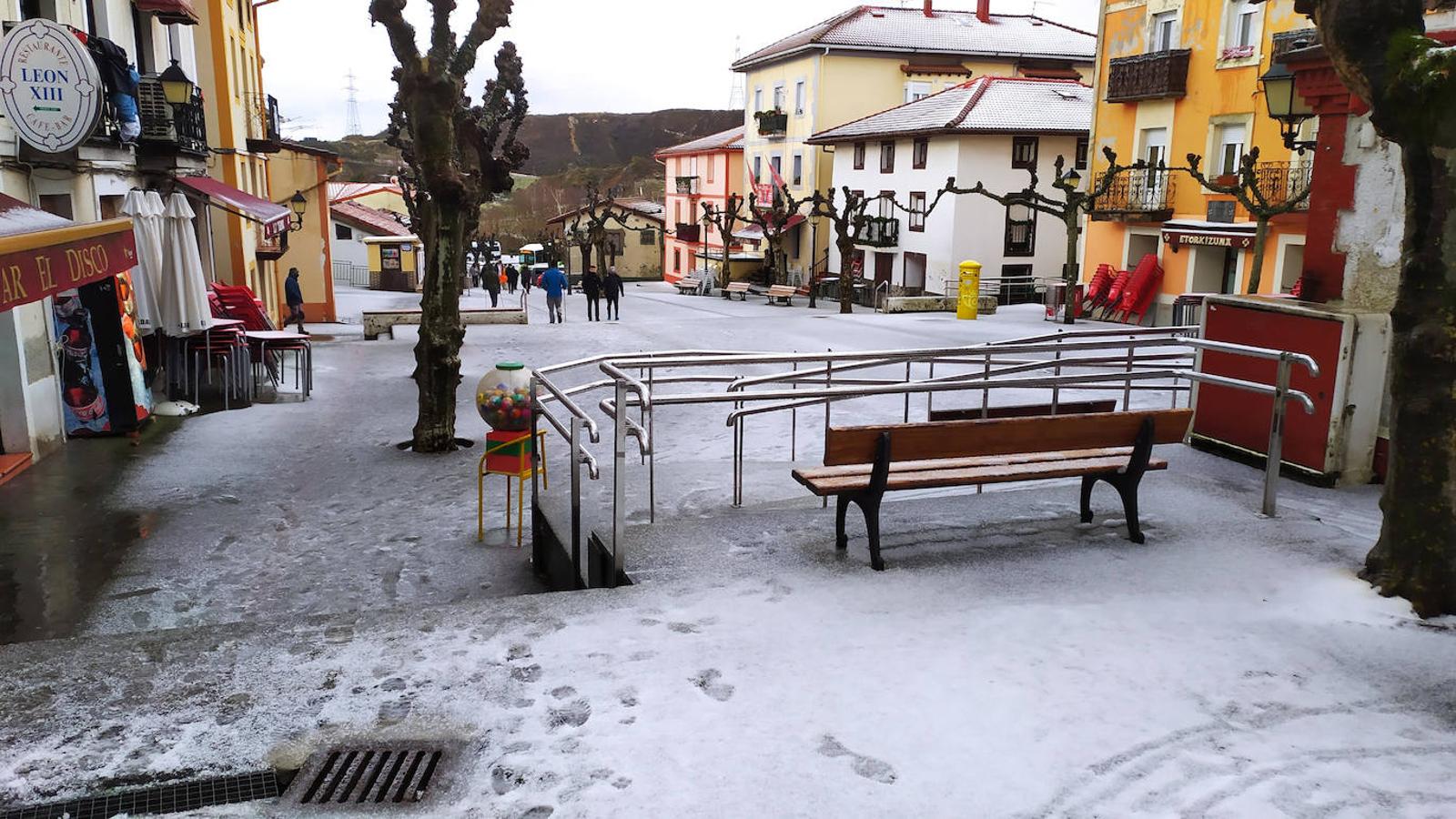 En La Arboleda, la nieve se ha dejado ver en la mañana de este sábado.