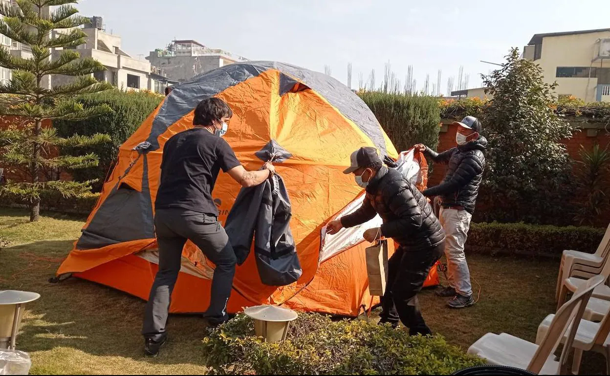 Miembros del equipo de Txikon montan una tienda ya en Katmandú.