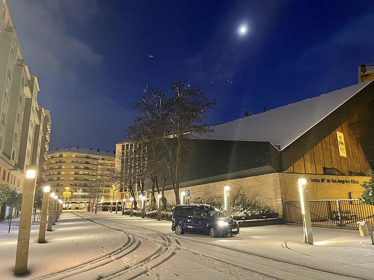 Los coches tenían algunas dificultades para circular por las calles de la capital alavesa a primera hora de la mañana. 