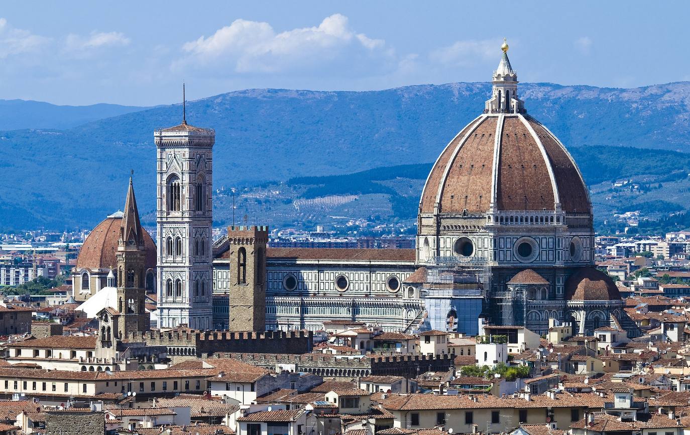 Florencia | Italia conmemora este 2021 el 700 aniversario de la muerte de Dante y ha puesto en marcha una ruta de 395 kilómetros, desde el lugar de nacimiento de Dante Alighieri en Florencia hasta su tumba en Rávena, cruzando los Apeninos y sumergiéndose en bosques silenciosos y pueblos históricos, cascadas y castillos medievales. Si la evolución de la pandemia hace posible su celebración, el visitante podrá atravesar los mismos caminos que recorrió el escritor cuando huyó de Florencia, hecho que inspiró su obra más famosa: 'La Divina Comedia'.