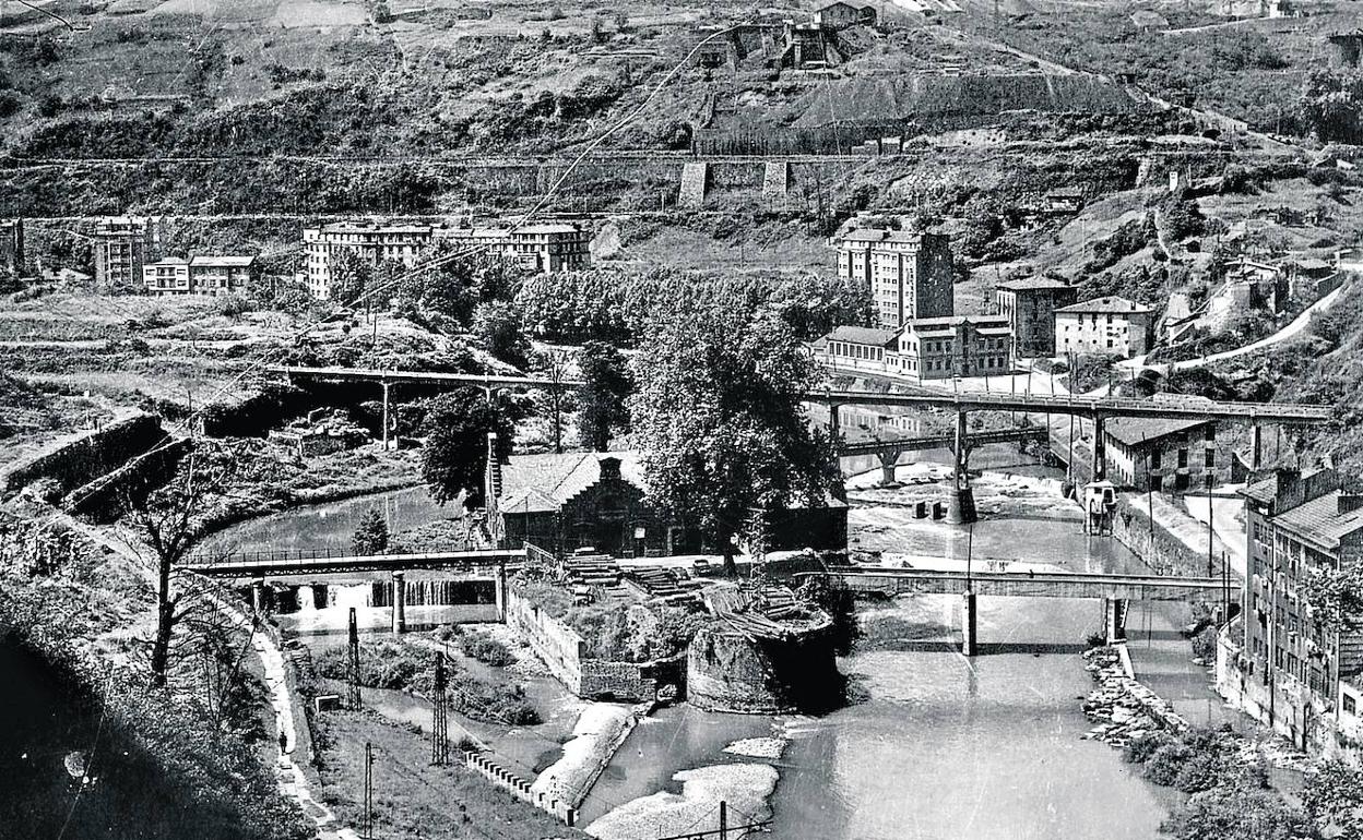 La isla de San Cristóbal, en La Peña, en una imagen de principios de los años 50 del siglo pasado, estuvo unida a tierra por hasta tres pasarelas. 