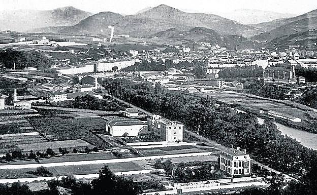 En esta fotografía de 1878 se aprecia la isla de Uribitarte, a la derecha, frente al Campo Volantín. 