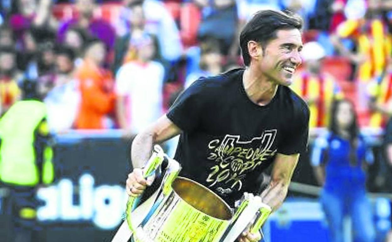Marcelino festeja el título de Copa con su afición tras la final ante el Barça, en 2019.