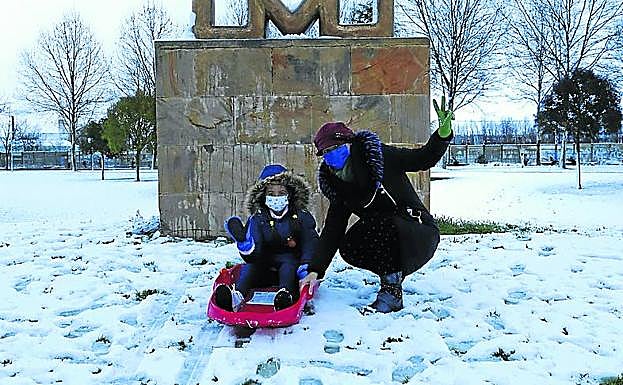 Las familias aprovecharon para disfrutar de la nieve.