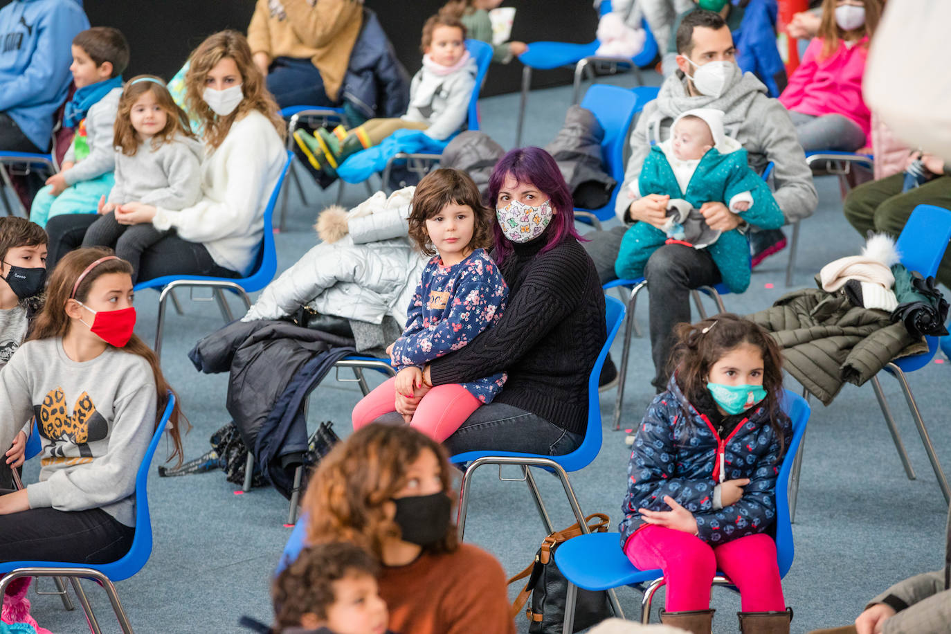 Fotos: Los Reyes Magos ilusionan a los más pequeños en Mendizorroza