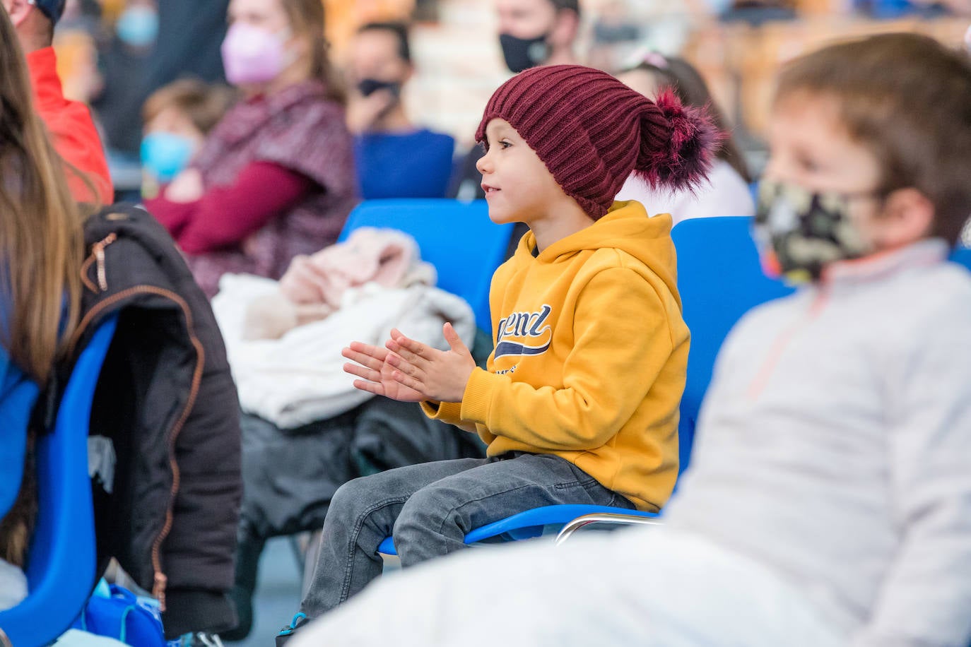 Fotos: Los Reyes Magos ilusionan a los más pequeños en Mendizorroza
