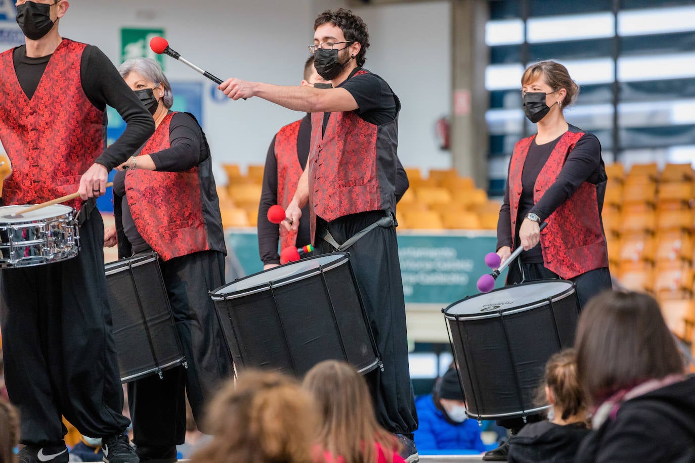 Fotos: Los Reyes Magos ilusionan a los más pequeños en Mendizorroza
