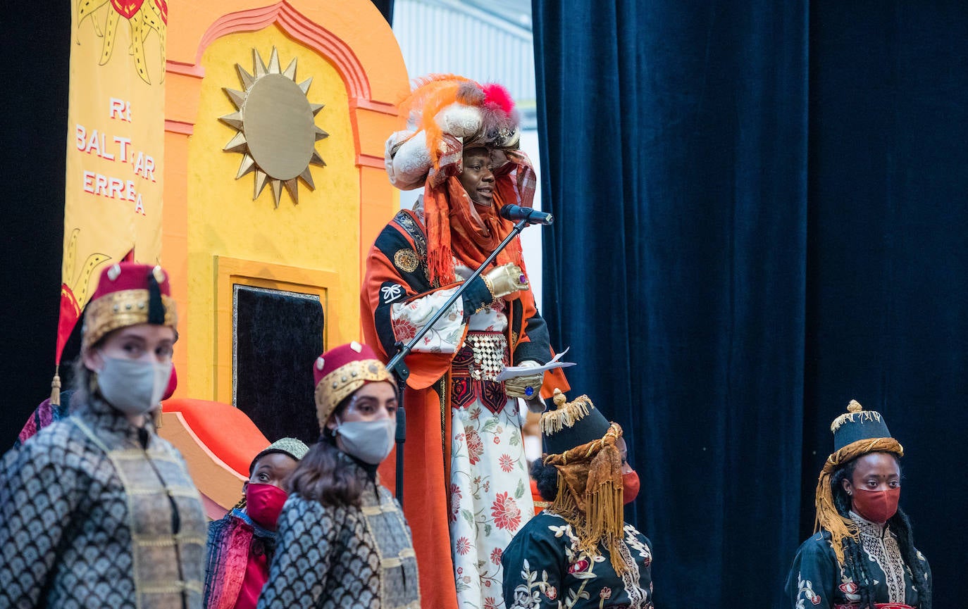 Fotos: Los Reyes Magos ilusionan a los más pequeños en Mendizorroza