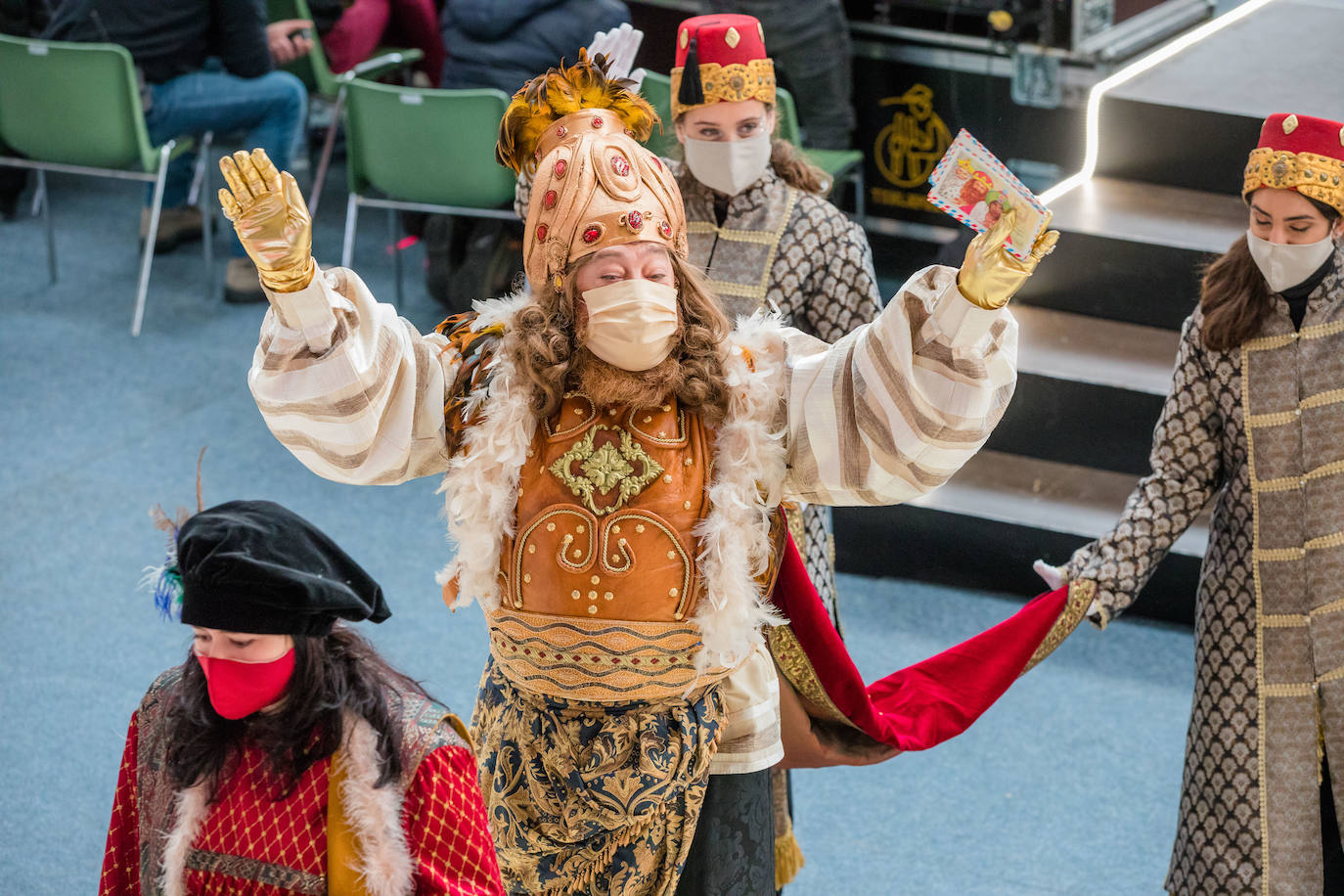 Fotos: Los Reyes Magos ilusionan a los más pequeños en Mendizorroza