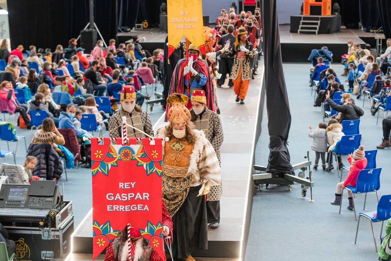 Fotos: Los Reyes Magos ilusionan a los más pequeños en Mendizorroza