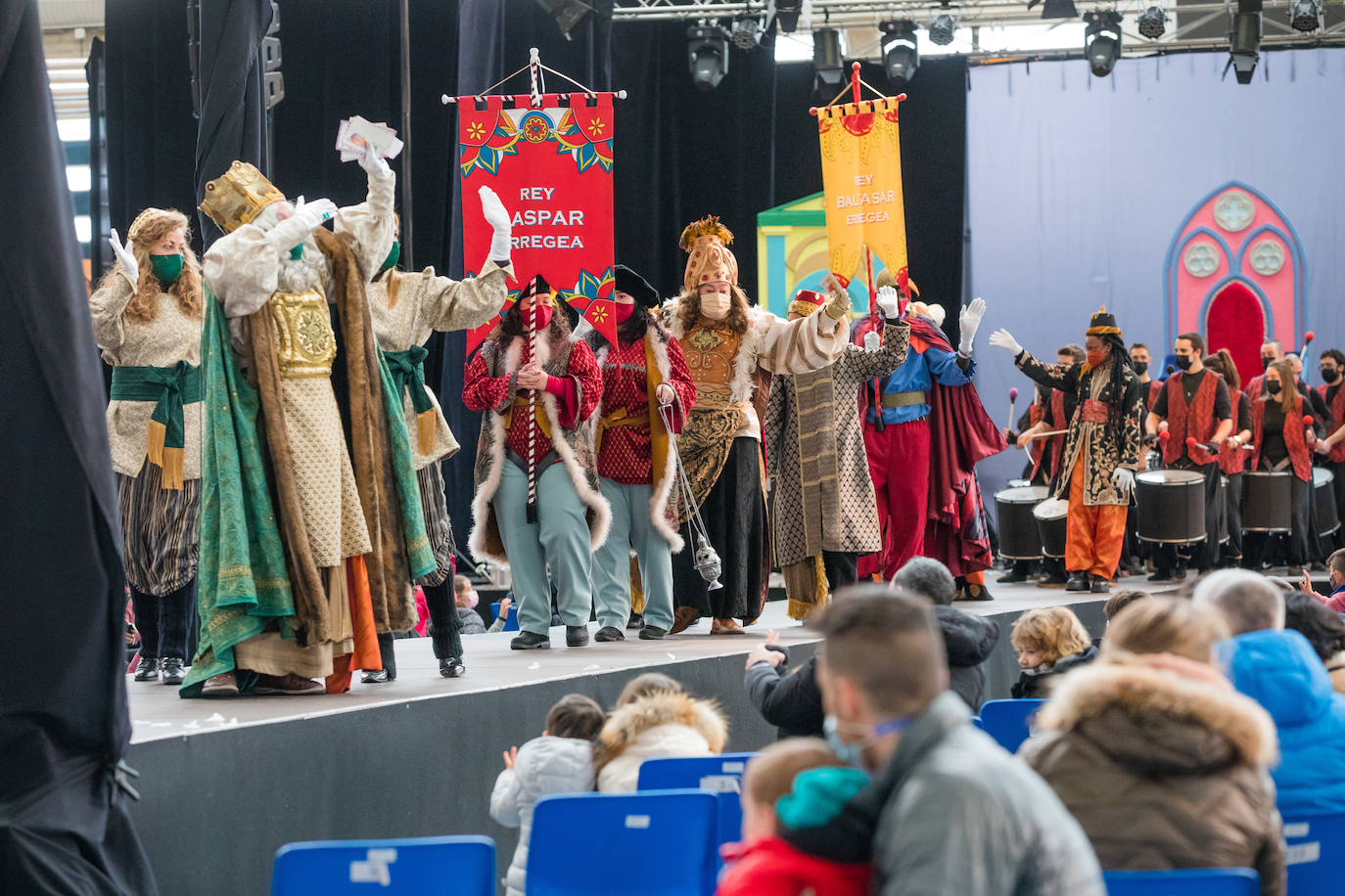 Fotos: Los Reyes Magos ilusionan a los más pequeños en Mendizorroza