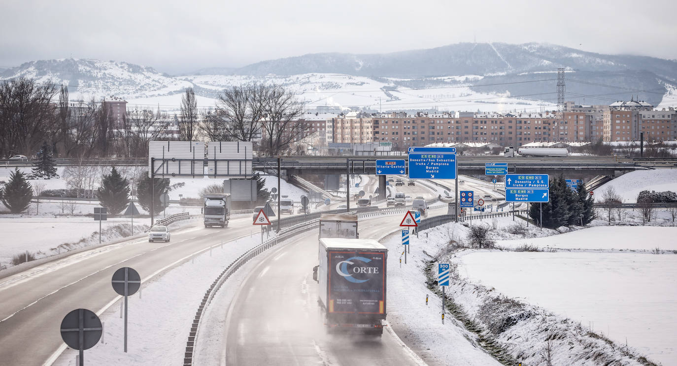 Fotos: La nieve vuelve a cubrir de blanco Álava