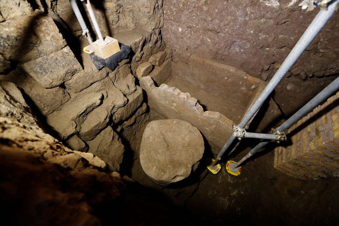 Podría tratarse de un monumento funerario dedicado a la memoria de quien, según la leyenda, fundó Roma junto con su gemelo Remo. 