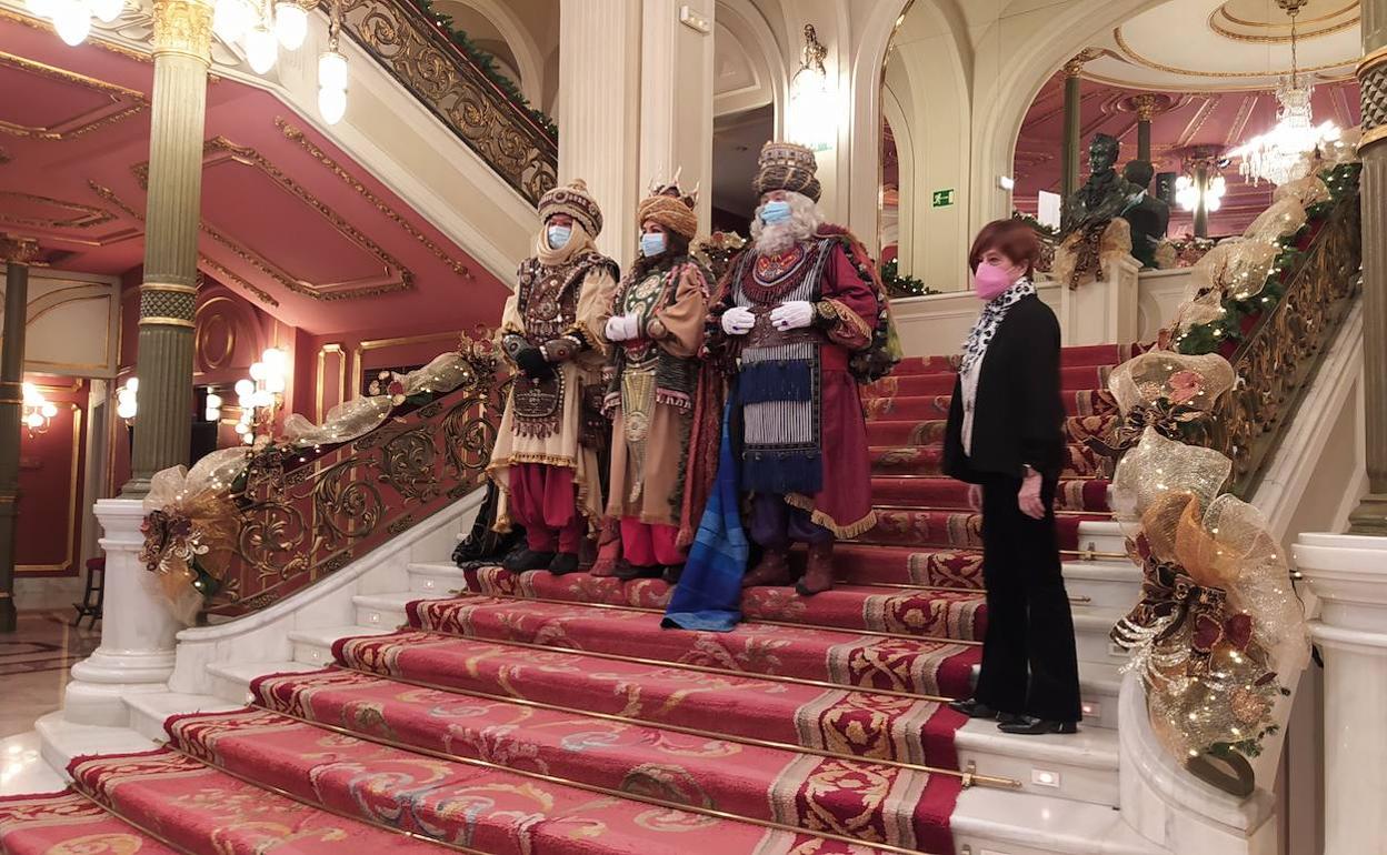 Los Reyes Magos junto a Itziar Urtasun en la escalinata del Arriaga..