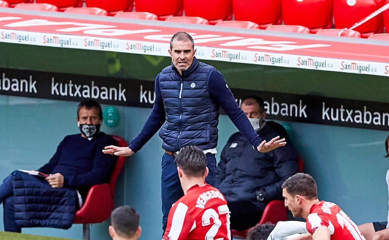 Gaizka Garitano pide intensidad a sus jugadores en el partido contra el Elche. 