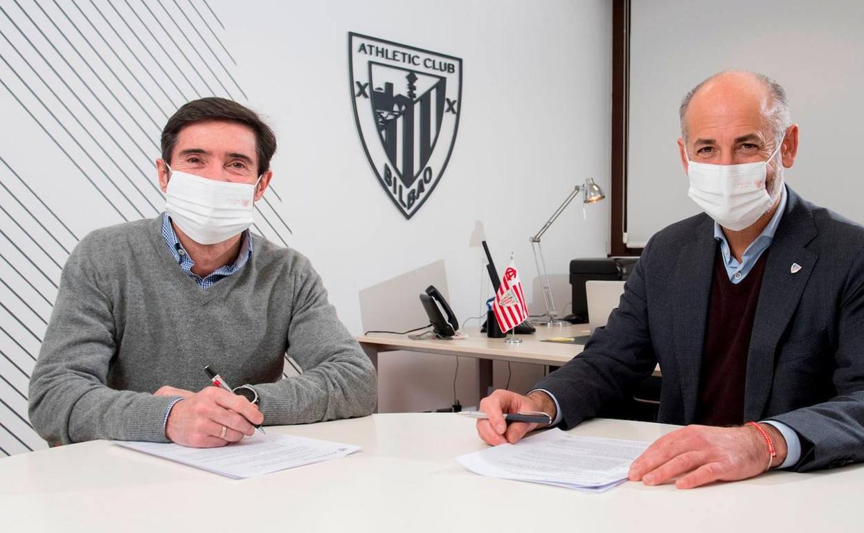 Marcelino firma su contrato en presencia del presidente Aitor Elizegi.