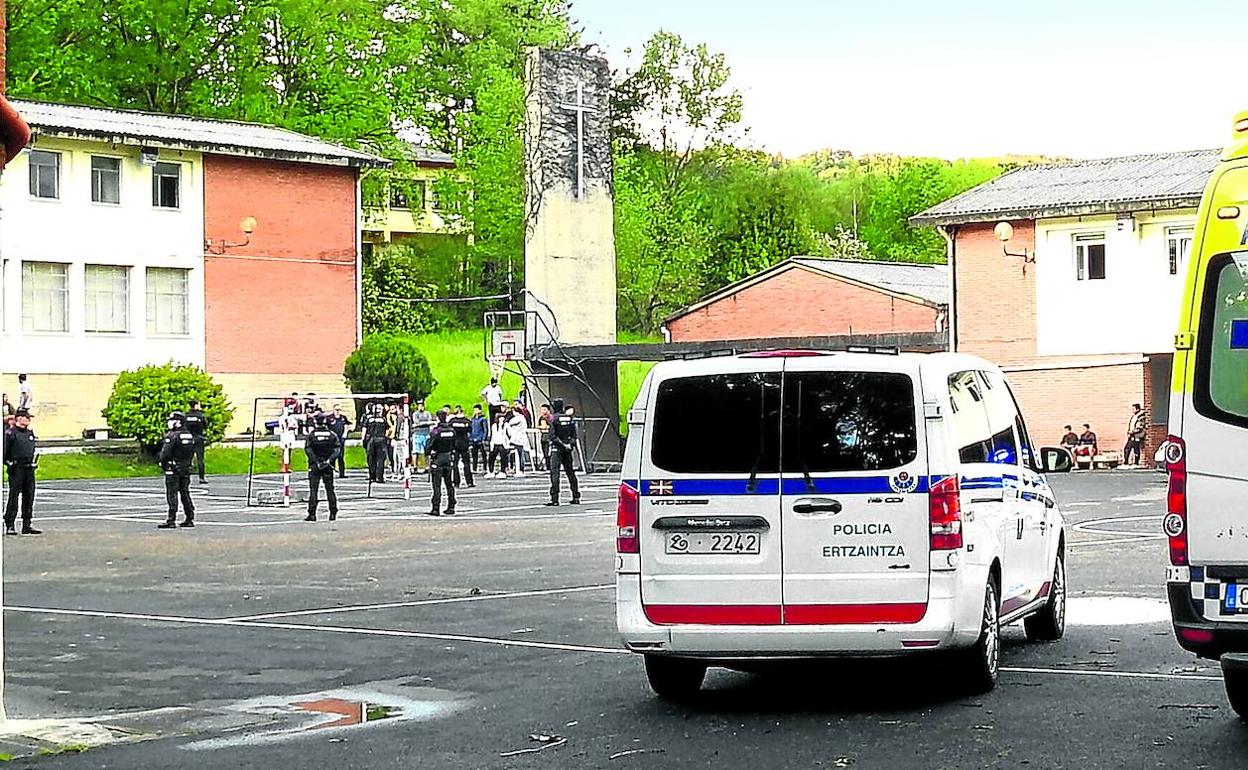 Agentes de la Ertzaintza y una ambulancia, durante unos incidentes en el centro de menores de Loiu durante el estado de alarma el pasado mes de abril. 