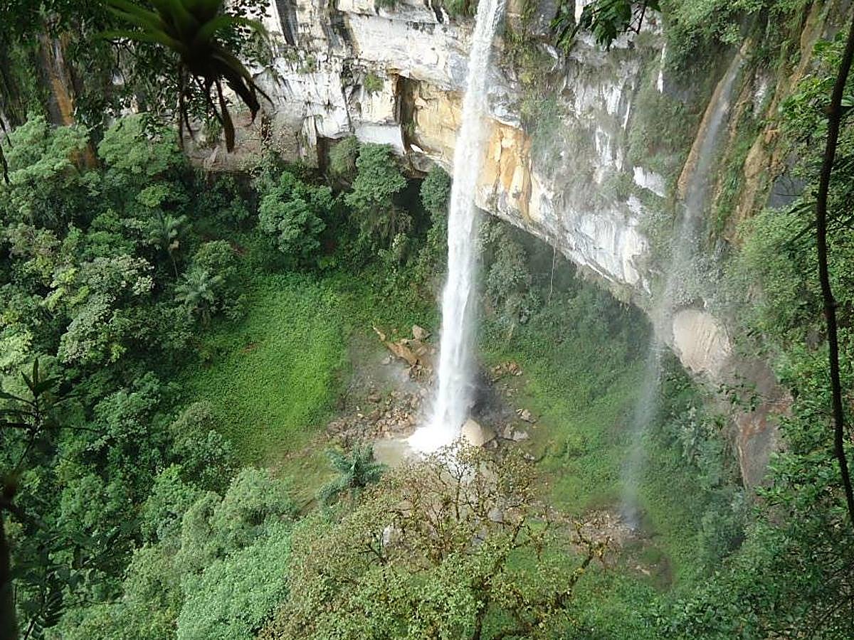 Catarata Yumbilla (Perú) | Es un salto de agua de 895 metros de altura situado en el distrito de Cuispes, en la provincia de Bongará. Encima de esta catarata está la cueva de San Francisco de Yumbilla, donde se piensa que nace aunque nadie ha llegado al final de la cueva.