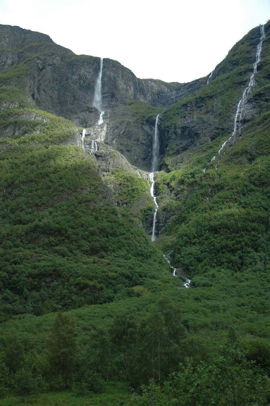 Kjerrskredfossen, Sogn Og Fjordane (Noruega) | Este valle, glacialmente tallado en la tierra, presenta docenas de arroyos que caen desde una gran altura.