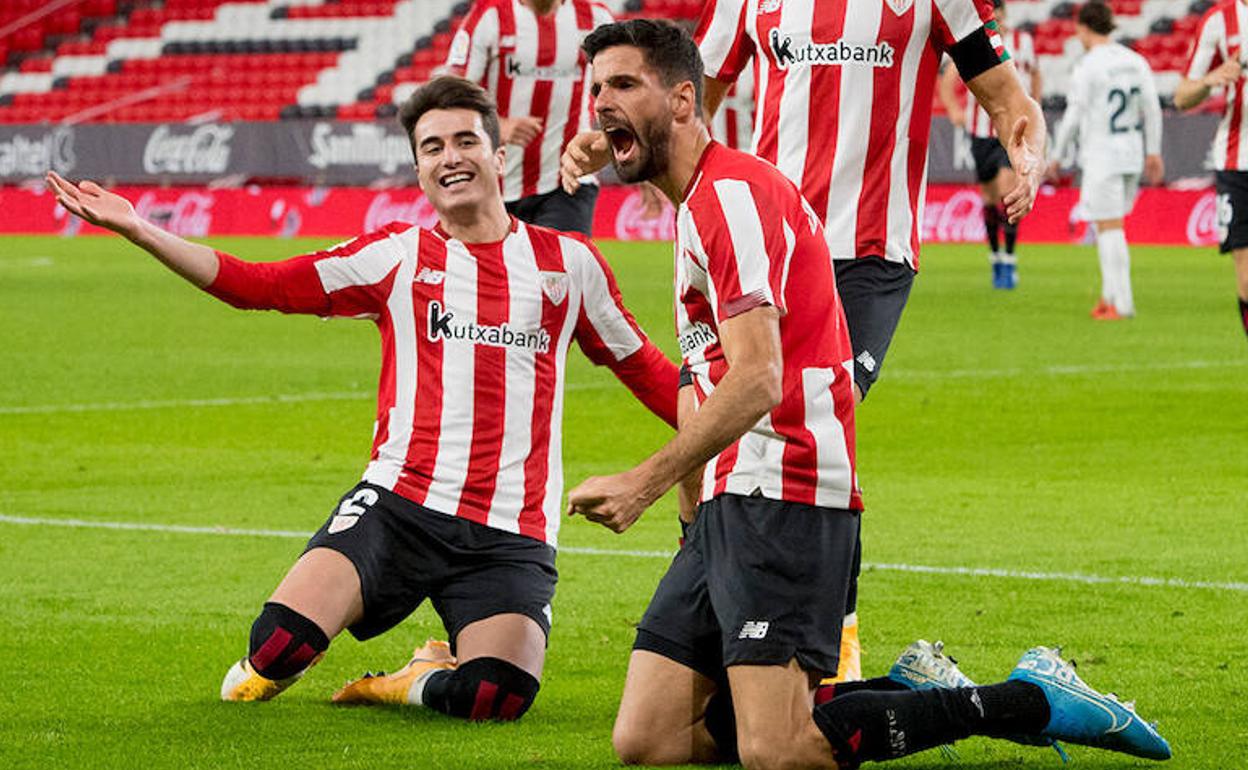 Kodro y Morcillo celebran el gol de la victoria ante el Huesca. 