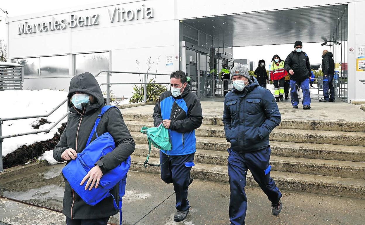 Trabajadores de Mercedes salen de la planta tras el turno de mañana, que ayer se puso en marcha con una menor producción.